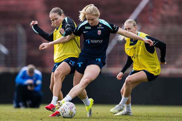 260302 Guro Reiten and Julie Blakstad of the Norwegian women™s national football team during a training session on March 2, 2026 in Vienna Photo Marius Simensen BILDBYRAN Cop 238 bbeng dam fifa women s world cup qualifier football fotball fotboll norge norway practice soccer training trening träning  Copyright: MARIUSxSIMENSEN BB260302BB370