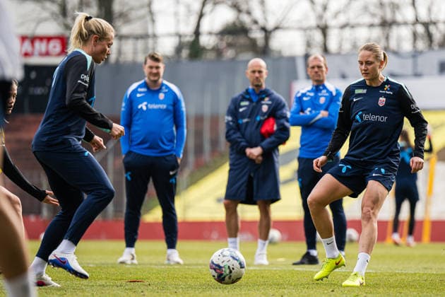 260302 Guro Bergsvand and Lisa Naalsund of the Norwegian women™s national football team during a training session on March 2, 2026 in Vienna Photo Marius Simensen BILDBYRAN Cop 238 bbeng dam fifa women s world cup qualifier football fotball fotboll norge norway practice soccer training trening träning  Copyright: MARIUSxSIMENSEN BB260302BB394