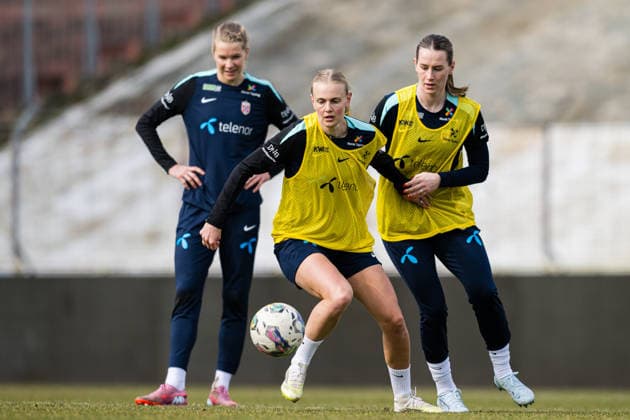260302 Karina Saevik and Elisabeth Terland of the Norwegian women™s national football team during a training session on March 2, 2026 in Vienna Photo Marius Simensen BILDBYRAN Cop 238 bbeng dam fifa women s world cup qualifier football fotball fotboll norge norway practice soccer training trening träning  Copyright: MARIUSxSIMENSEN BB260302BB396