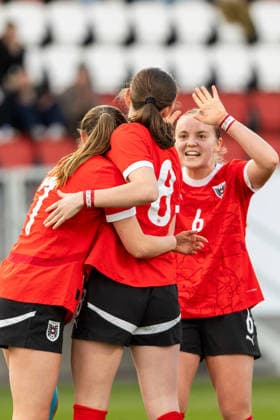 WOMEN SOCCER - U19, AUT vs FIN test match VIENNA,AUSTRIA,02.MAR.26 - WOMEN SOCCER - OEFB Under-19 international test match, Austria vs Finland. Image shows the rejoicing of Tina Krassnig, Greta Spinn and Maja Keckeis (AUT).  GEPAxpictures xPhilippxBrem