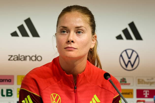 Dresden, Germany 02 March 2026 Preparation for the Womens World Cup qualifier Germany vs Slovenia Final press conference in Dresden In the picture Sjoeke Nüsken Nuesken Germany at the final press conference in Dresden Copyright: HMBxMedia MadeleinexFantini