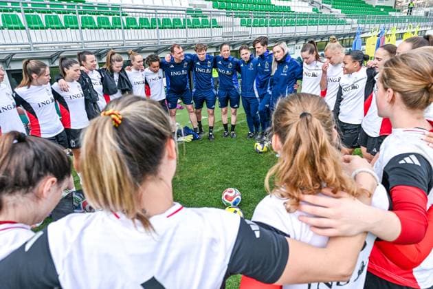 SOCCER WOMEN UEFA QUALIFIERS B4 MD-1 ISRAEL VS BELGIUM head coach Elisabet Gunnarsdottir and her team of Belgium pictured during a women football training session MD-1 before the game between the national teams of Israel and Belgium, called the Red Flames, on the first match day in League B Group B4 in the league stage of the 2026-27 UEFA Women s European Qualifiers competition , on Monday 2 March 2026 in Budapest , Hungary . PHOTO SPORTPIX Stijn Audooren Budapest BSC Stadium - Budaors Hungary  Copyright: xSportpix.bex xStijnxAudoorenxStijnxAudoorenx