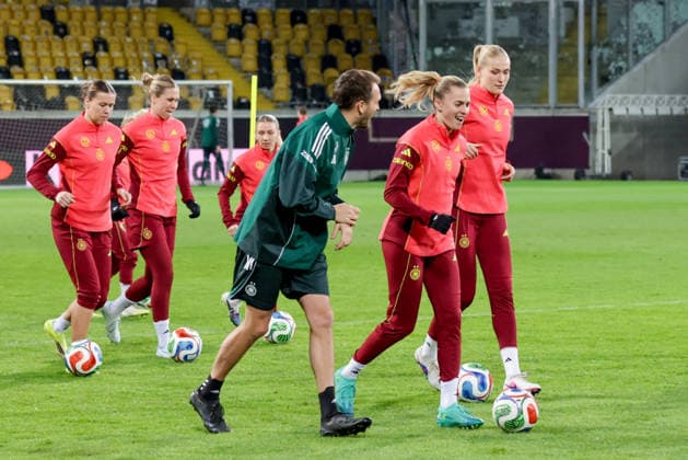 02 03 2026, xgrfx, Soccer World Cup Qualification , Germany Women Press Conference, Final Training f l Larissa Mühlhaus, Rebecca Knaak, Laura Freigang, Camilla Küver German Women National Team DFL DFB REGULATIONS PROHIBIT ANY USE OF PHOTOGRAPHS as IMAGE SEQUENCES and or QUASI VIDEO Dresden