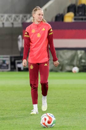02 03 2026, xgrfx, Football World Cup Qualification , Germany Women Press Conference, Final Training v l Vivien Endemann Deutsche Frauennationalmannschaft DFL DFB REGULATIONS PROHIBIT ANY USE OF PHOTOGRAPHS as IMAGE SEQUENCES and or QUASI VIDEO Dresden