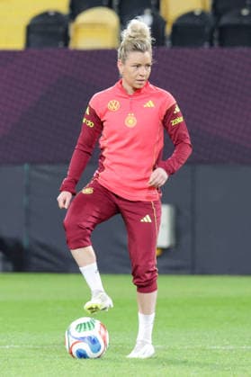 02 03 2026, xgrfx, Football World Cup Qualification , Germany Women Press Conference, Final Training v l Linda Dallmann Deutsche Frauennationalmannschaft DFL DFB REGULATIONS PROHIBIT ANY USE OF PHOTOGRAPHS as IMAGE SEQUENCES and or QUASI VIDEO Dresden