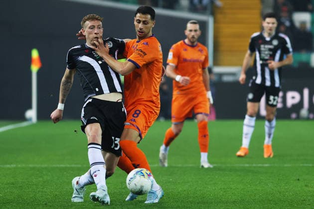 UdineseÕs Nicolo Bertola fights for the ball with Fiorentina s Rolando Mandragora during the Serie A soccer match between Udinese and Fiorentina at the Bluenergy Stadium in Udine, north east Italy - Monday, March 2,2026 - soccer  Copyright: xAndreaxBressanutti LaPressex