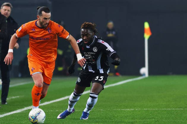 f17 fights for the ball with Udinese s Jordan Zemura during the Serie A soccer match between Udinese and Fiorentina at the Bluenergy Stadium in Udine, north east Italy - Monday, March 2,2026 - soccer  Copyright: xAndreaxBressanutti LaPressex