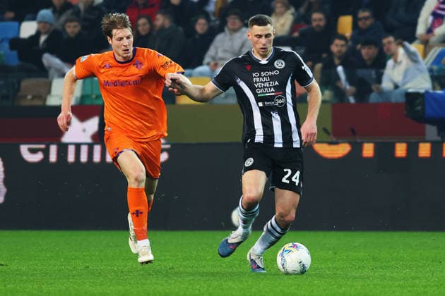 UdineseÕs Jakub Piotrowski fights for the ball with Marco brescianini during the Serie A soccer match between Udinese and Fiorentina at the Bluenergy Stadium in Udine, north east Italy - Monday, March 2,2026 - soccer  Copyright: xAndreaxBressanutti LaPressex