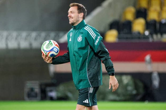 Dresden, Germany 02 March 2026 Preparation for the womens World Cup qualifier Germany vs Slovenia Final training in Dresden In the picture athletics coach Julius Balsmeier Germany laughing Copyright: HMBxMedia MadeleinexFantini