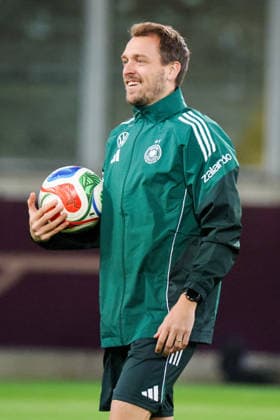 Dresden, Germany 02 March 2026 Preparation for the womens World Cup qualifier Germany vs Slovenia Final training in Dresden In the picture athletics coach Julius Balsmeier Germany laughing Copyright: HMBxMedia MadeleinexFantini