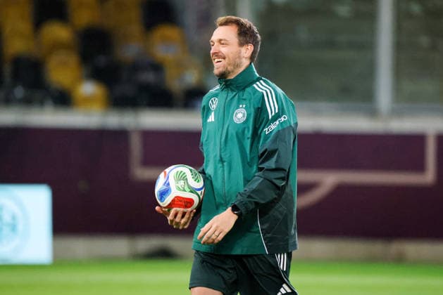 Dresden, Germany 02 March 2026 Preparation for the womens World Cup qualifier Germany vs Slovenia Final training in Dresden In the picture athletics coach Julius Balsmeier Germany laughing Copyright: HMBxMedia MadeleinexFantini