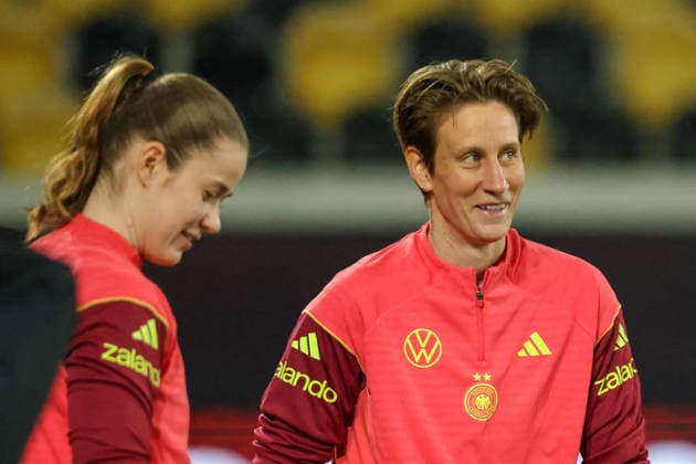 Dresden, Germany 02 March 2026 Preparation for the womens World Cup qualifier Germany vs Slovenia Final training in Dresden In the picture from left the second goalkeeper Ann Katrin Berger Germany Copyright: HMBxMedia MadeleinexFantini