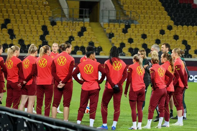 Dresden, Germany 02 March 2026 Preparation for the womens World Cup qualifier Germany vs Slovenia Final training in Dresden In the picture The players of the German womens national soccer team in the team circle for the team meeting before the final training in Dresden Copyright: HMBxMedia MadeleinexFantini