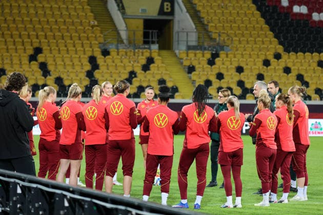 Dresden, Germany 02 March 2026 Preparation for the womens World Cup qualifier Germany vs Slovenia Final training in Dresden In the picture The players of the German womens national soccer team in the team circle for the team meeting before the final training in Dresden Copyright: HMBxMedia MadeleinexFantini