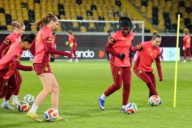 Dresden, Germany 02 March 2026 Preparation for the womens World Cup qualifier Germany vs Slovenia Final training in Dresden Pictured from left Vivien Endemann Germany , Nicole Anyomi Germany and Carlotta Wamser Germany Copyright: HMBxMedia MadeleinexFantini