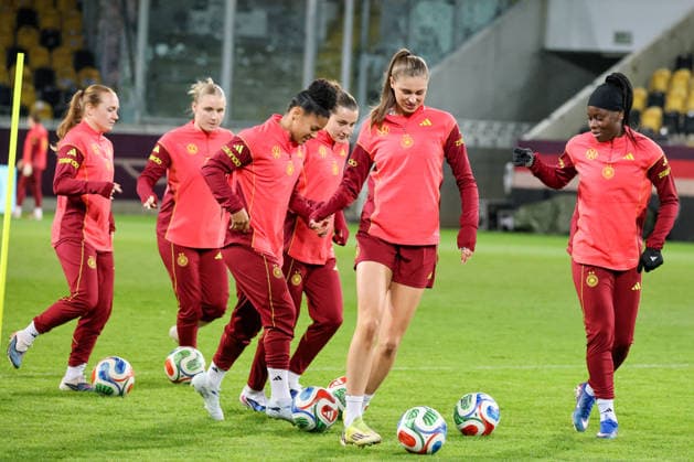Dresden, Germany 02 March 2026 Preparation for the womens World Cup qualifier Germany vs Slovenia Final training in Dresden In the picture from left Lisanne Gräwe Graewe Germany , Jella Veit Germany , Shekiera Martinez Germany , Carlotta Wamser Germany , Jule Brand Germany and Nicole Anyomi Germany Copyright: HMBxMedia MadeleinexFantini