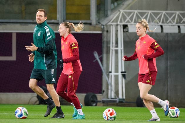 Dresden, Germany 02 March 2026 Preparation for the womens World Cup qualifier Germany vs Slovenia Final training in Dresden Pictured from left athletics coach Julius Balsmeier Germany , Laura Freigang Germany and Giulia Gwinn Germany Copyright: HMBxMedia MadeleinexFantini