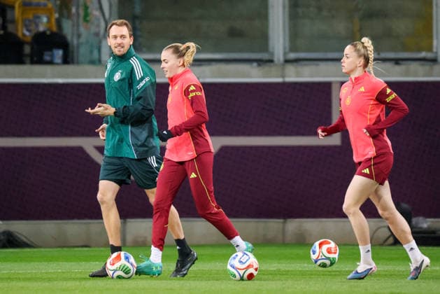 Dresden, Germany 02 March 2026 Preparation for the womens World Cup qualifier Germany vs Slovenia Final training in Dresden Pictured from left athletics coach Julius Balsmeier Germany , Laura Freigang Germany and Giulia Gwinn Germany Copyright: HMBxMedia MadeleinexFantini