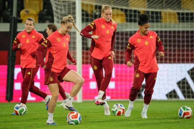 Dresden, Germany 02 March 2026 Preparation for the womens World Cup qualifier Germany vs Slovenia Final training in Dresden In the picture from left Giulia Gwinn Germany and Shekiera Martinez Germany , in the background Carlotta Wamser Germany and Camilla Küver Kuever Germany Copyright: HMBxMedia MadeleinexFantini