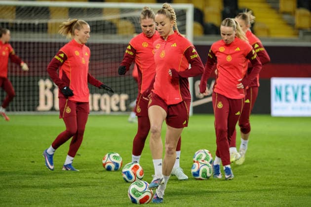 Dresden, Germany 02 March 2026 Preparation for the Womens World Cup qualifier Germany vs Slovenia Final training in Dresden In the picture Giulia Gwinn Germany with her teammates at the final training in Dresden Copyright: HMBxMedia MadeleinexFantini