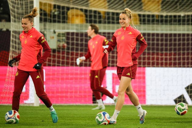 Dresden, Germany 02 March 2026 Preparation for the womens World Cup qualifier Germany vs Slovenia Final training in Dresden Pictured from left Laura Freigang Germany and Giulia Gwinn Germany Copyright: HMBxMedia MadeleinexFantini