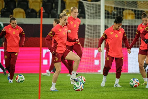 Dresden, Germany 02 March 2026 Preparation for the womens World Cup qualifier Germany vs Slovenia Final training in Dresden Pictured from left Giulia Gwinn Germany and Shekiera Martinez Germany Copyright: HMBxMedia MadeleinexFantini