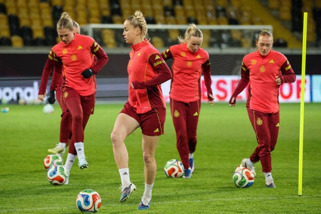 Dresden, Germany 02 March 2026 Preparation for the Womens World Cup qualifier Germany vs Slovenia Final training in Dresden In the picture Giulia Gwinn Germany with her teammates at the final training in Dresden Copyright: HMBxMedia MadeleinexFantini