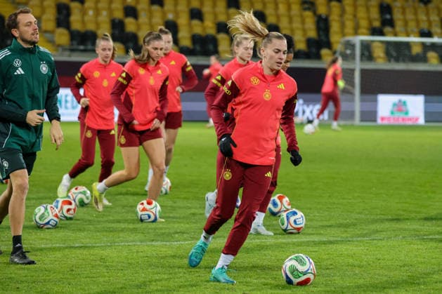 Dresden, Germany 02 March 2026 Preparation for the womens World Cup qualifier Germany vs Slovenia Final training in Dresden Pictured from left Copyright: HMBxMedia MadeleinexFantini
