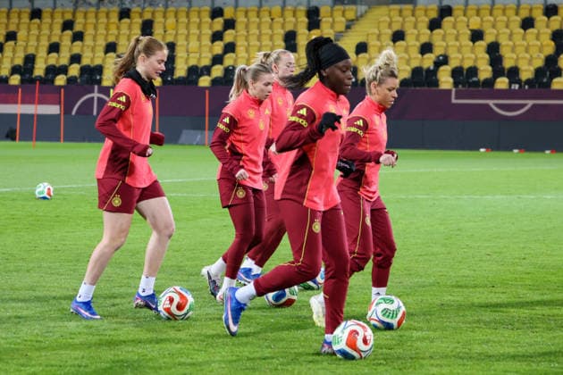 Dresden, Germany 02 March 2026 Preparation for the womens World Cup qualifier Germany vs Slovenia Final training in Dresden In the picture from left Sjoeke Nüsken Nuesken Germany , Elisa Senß Senss Germany , Lea Schüller Schueller Germany , Nicole Anyomi Germany and Linda Dallmann Germany Copyright: HMBxMedia MadeleinexFantini