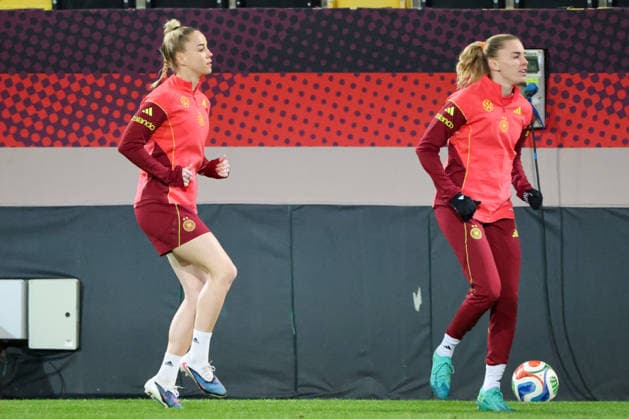Dresden, Germany 02 March 2026 Preparation for the womens World Cup qualifier Germany vs Slovenia Final training in Dresden Pictured from left Giulia Gwinn Germany and Laura Freigang Germany Copyright: HMBxMedia MadeleinexFantini