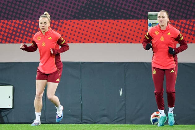 Dresden, Germany 02 March 2026 Preparation for the womens World Cup qualifier Germany vs Slovenia Final training in Dresden Pictured from left Giulia Gwinn Germany and Laura Freigang Germany Copyright: HMBxMedia MadeleinexFantini