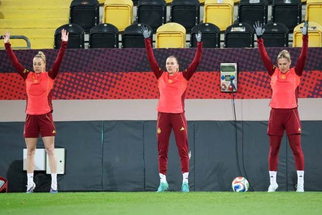 Dresden, Germany 02 March 2026 Preparation for the womens World Cup qualifier Germany vs Slovenia Final training in Dresden Pictured from left Giulia Gwinn Germany , Laura Freigang Germany and Rebecca Knaak Germany Copyright: HMBxMedia MadeleinexFantini