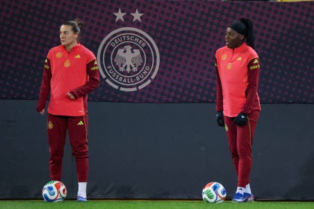 Dresden, Germany 02 March 2026 Preparation for the womens World Cup qualifier Germany vs Slovenia Final training in Dresden Pictured from left Carlotta Wamser Germany and Nicole Anyomi Germany Copyright: HMBxMedia MadeleinexFantini
