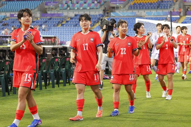Players of Korea Republic Jeon Yu-Gyeong (15), Choi Yoo-Jung (17), Choo Hyo-Joo (22), Jung Min-Young (14) and Park Hye-Jeong (3) celebrate with fans after winning the the Womens Asian Cup match between between Korea Republic and Islamic Republic of Iran at the Gold Coast Stadium in Robina, Australia Copyright: xMatthewxStarlingx xSPPx Sportspressphoto_SPR100223