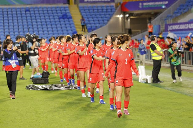 Players of Korea Republic thank their fans after winning the the Womens Asian Cup match between between Korea Republic and Islamic Republic of Iran at the Gold Coast Stadium in Robina, Australia Copyright: xMatthewxStarlingx xSPPx Sportspressphoto_SPR100228