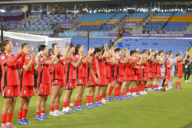 Players of Korea Republic thank their fans after winning the the Womens Asian Cup match between between Korea Republic and Islamic Republic of Iran at the Gold Coast Stadium in Robina, Australia Copyright: xMatthewxStarlingx xSPPx Sportspressphoto_SPR100229