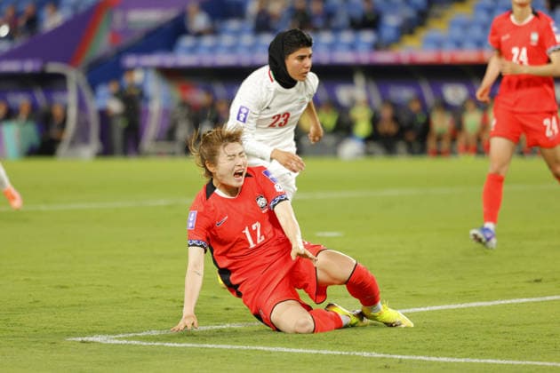 Song Jae-Eun (12 Korea Republic) has a shot on goal blocked by Mona Hamoudi (23 IR Iran) during the Womens Asian Cup match between Korea Republic and Islamic Republic of Iran at the Gold Coast Stadium in Robina, Australia Copyright: xMatthewxStarlingx xSPPx Sportspressphoto_SPR100247