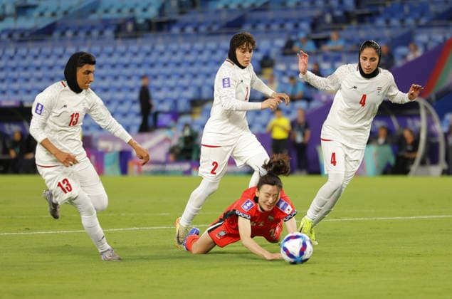 Lee Eun-Young (24 Korea Republic) wins a penalty kick after a foul by Melika Motevalli (4 IR Iran) with Fatemeh Amineh (13 IR Iran) and Atefeh Imani (2 IR Iran) defending during the Womens Asian Cup match between Korea Republic and Islamic Republic of Iran at the Gold Coast Stadium in Robina, Australia Copyright: xMatthewxStarlingx xSPPx Sportspressphoto_SPR100253