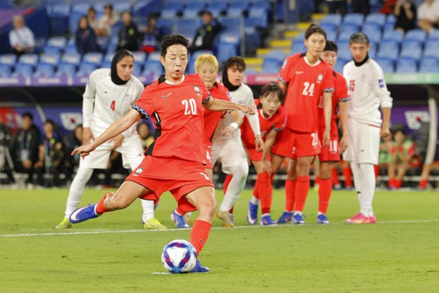 Kim Hye-Ri (20 Korea Republic) scores from the penalty spot during the Womens Asian Cup match between Korea Republic and Islamic Republic of Iran at the Gold Coast Stadium in Robina, Australia Copyright: xMatthewxStarlingx xSPPx Sportspressphoto_SPR100254