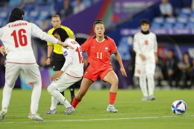 Choe Yu-Ri (11 Korea Republic) battles for the ball with Fatemeh Amineh (13 IR Iran) and Fatemeh Shaban (16 IR Iran) during the Womens Asian Cup match between Korea Republic and Islamic Republic of Iran at the Gold Coast Stadium in Robina, Australia Copyright: xMatthewxStarlingx xSPPx Sportspressphoto_SPR100258