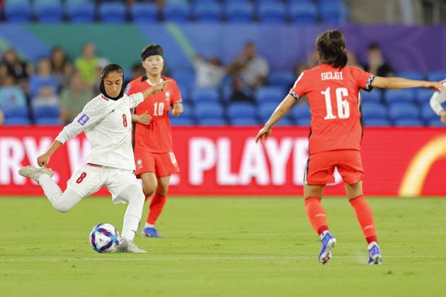 Shabnam Behesht (8 IR Iran) passes the ball while under pressure from Jang Sel-Gi (16 Korea Republic) during the Womens Asian Cup match between Korea Republic and Islamic Republic of Iran at the Gold Coast Stadium in Robina, Australia Copyright: xMatthewxStarlingx xSPPx Sportspressphoto_SPR100280