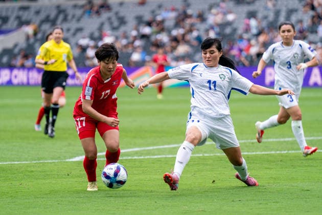 Kim Kyong-Yong (17 DPR Korea) dribbles past Maftuna Shoyimova (11 Uzbekistan) during the AFC Womens Asian Cup 2026 Group B game between DPR Korea and Uzbekistan at Western Sydney Stadium in Sydney, Australia. Copyright: xNoexLlamasx xSPPx Sportspressphoto_SPR100283