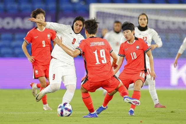 Sport Bilder des Tages #2 Zahra Ghanbari (9 IR Iran) battles for the ball with Nog Jin-Young (19 Korea Republic) during the Womens Asian Cup match between Korea Republic and Islamic Republic of Iran at the Gold Coast Stadium in Robina, Australia Copyright: xMatthewxStarlingx xSPPx Sportspressphoto_SPR100297