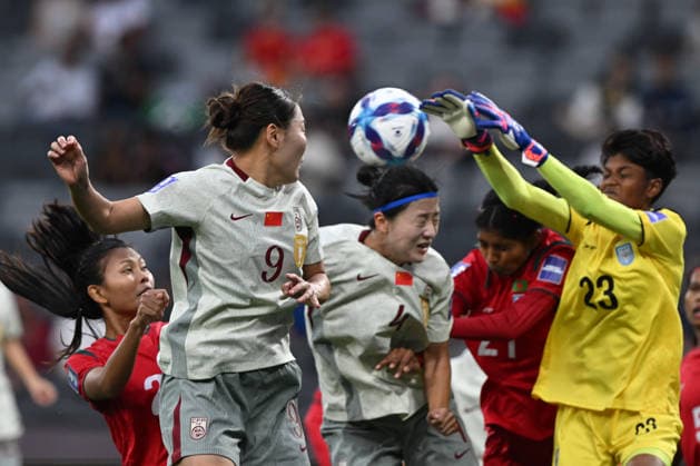 SOCCER ASIAN CUP CHINA BANGLADESH, Goalkeeper Mile Akter of Bangladesh knocks the ball away during the AFC Women™s Asian Cup Group B match between China and Bangladesh at CommBank Stadium in Sydney, Tuesday, March 3, 2026. ( NO ARCHIVING, EDITORIAL USE ONLY SYDNEY NEW SOUTH WALES AUSTRALIA  Copyright: xDEANxLEWINSx 20260303171915329566