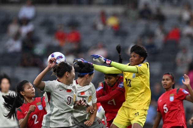 SOCCER ASIAN CUP CHINA BANGLADESH, Goalkeeper Mile Akter of Bangladesh knocks the ball away during the AFC Women™s Asian Cup Group B match between China and Bangladesh at CommBank Stadium in Sydney, Tuesday, March 3, 2026. ( NO ARCHIVING, EDITORIAL USE ONLY SYDNEY NEW SOUTH WALES AUSTRALIA  Copyright: xDEANxLEWINSx 20260303110574277835