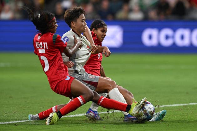 SOCCER ASIAN CUP CHINA BANGLADESH, Wang Shuang of China is denied a shot at goal as Kisku Kohati and Afeida Khandaker of Bangladesh apply pressure during the AFC Women™s Asian Cup Group B match between China and Bangladesh at CommBank Stadium in Sydney, Tuesday, March 3, 2026. ( NO ARCHIVING, EDITORIAL USE ONLY SYDNEY NEW SOUTH WALES AUSTRALIA  Copyright: xDEANxLEWINSx 20260303170033041557