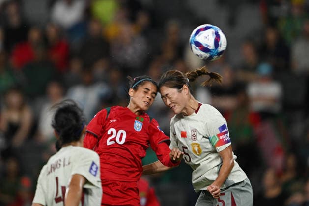 SOCCER ASIAN CUP CHINA BANGLADESH, Shamsunnahar of Bangladesh and Wu Haiyan of China clash heads as the contest a header during the AFC Women™s Asian Cup Group B match between China and Bangladesh at CommBank Stadium in Sydney, Tuesday, March 3, 2026. ( NO ARCHIVING, EDITORIAL USE ONLY SYDNEY NEW SOUTH WALES AUSTRALIA  Copyright: xDEANxLEWINSx 20260303148073933216
