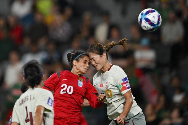 SOCCER ASIAN CUP CHINA BANGLADESH, Shamsunnahar of Bangladesh and Wu Haiyan of China clash heads as the contest a header during the AFC Women™s Asian Cup Group B match between China and Bangladesh at CommBank Stadium in Sydney, Tuesday, March 3, 2026. ( NO ARCHIVING, EDITORIAL USE ONLY SYDNEY NEW SOUTH WALES AUSTRALIA  Copyright: xDEANxLEWINSx 20260303171563003409