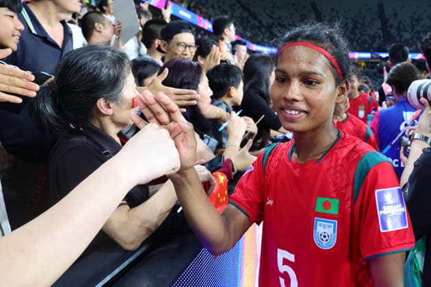 Kohati Kisku of Bangladesh thanks the fans during the AFC Womens Asian Cup 2026 match between China PR Women and Bangladesh Women at Western Sydney Stadium, Sydney, Australia on 3 March 2026. Copyright: xPeterxDovganx 44610093