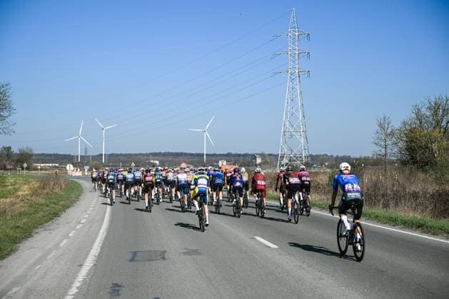 The peloton pictured in action start of the Ename Samyn Classic one day cycling race, 203,8km from Quaregnon to Dour on Tuesday 03 March 2026. MAARTENxSTRAETEMANS  x166321650x